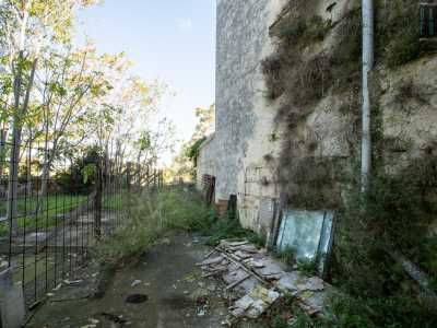 Fiancheggiamo il muro perimetrale per recarci alle spalle della masseria